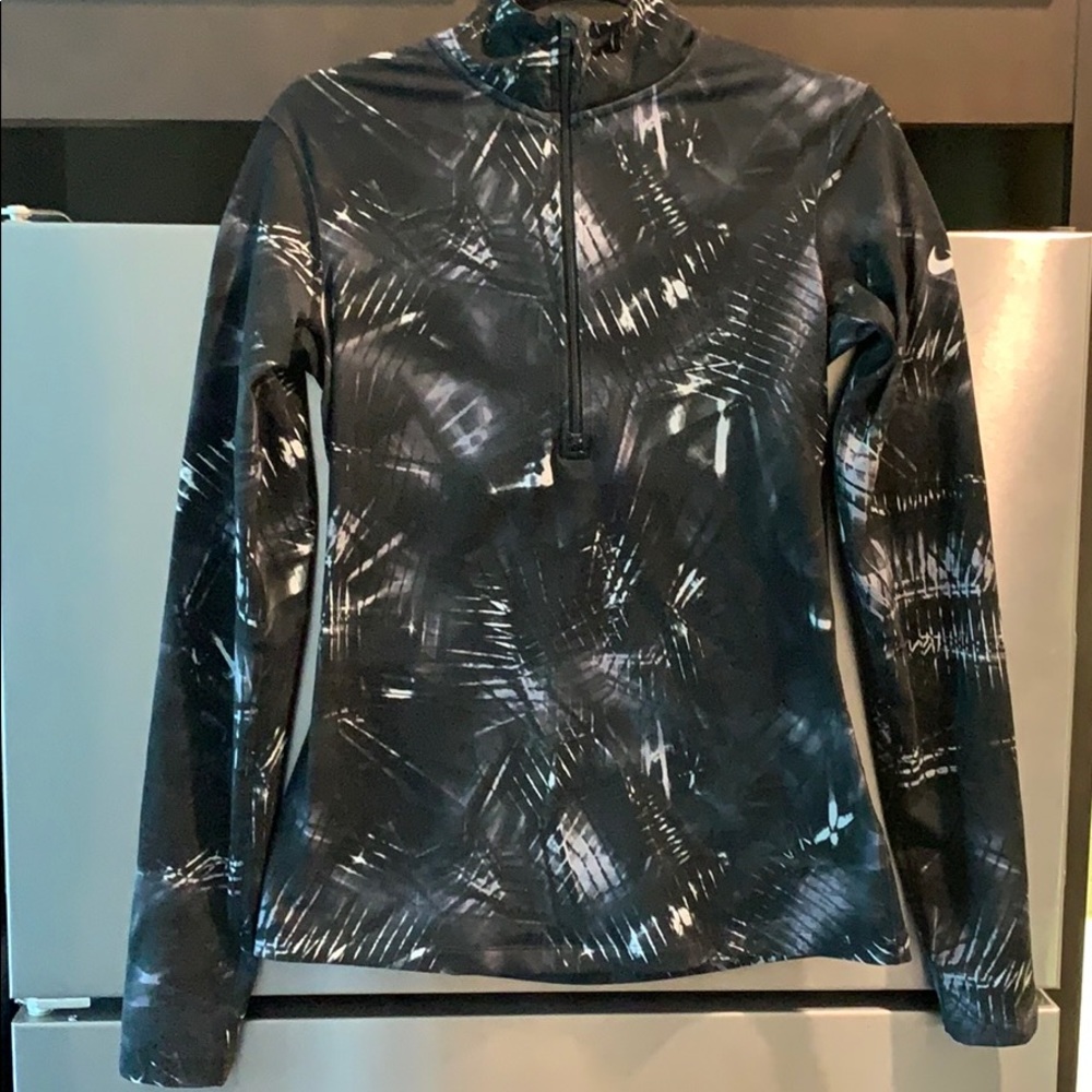 Nike. Half Zip Pullover. Size M.